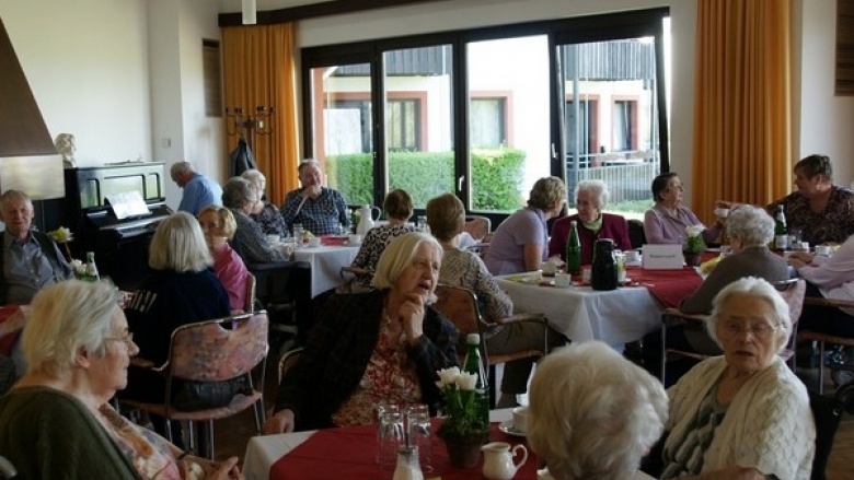 Kaffee, Kuchen und Klavier: Frauen Union zu geselligem Nachmittag im Limbachstift