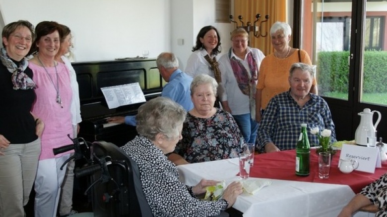 Kaffee, Kuchen und Klavier: Frauen Union zu geselligem Nachmittag im Limbachstift