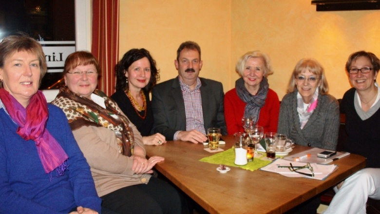 CDU-Kreistagskandidat Christoph Fiévet im Gespräch mit der Frauen Union Wachtberg