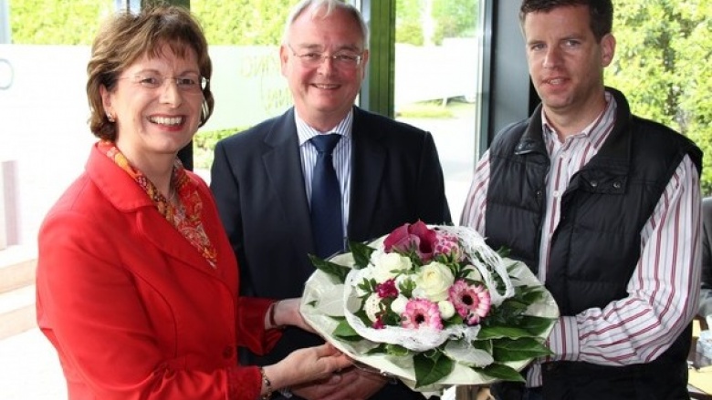 Bürgermeisterkandidat Hartmut Beckschäfer und Bundestagsabgeordnete Marie-Luise Dött im Gespräch mit lokalen Wirtschaftsvertretern