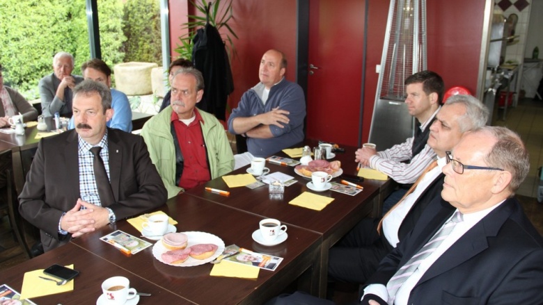 Bürgermeisterkandidat Hartmut Beckschäfer und Bundestagsabgeordnete Marie-Luise Dött im Gespräch mit lokalen Wirtschaftsvertretern
