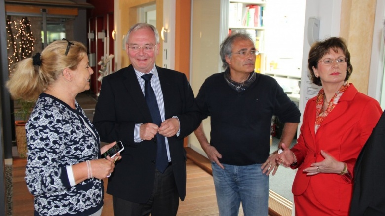 Bürgermeisterkandidat Hartmut Beckschäfer und Bundestagsabgeordnete Marie-Luise Dött im Gespräch mit lokalen Wirtschaftsvertretern