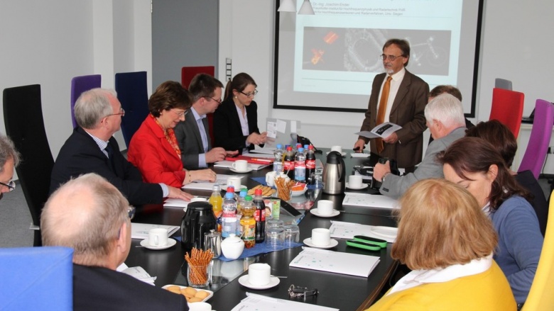 Bürgermeisterkandidat Hartmut Beckschäfer und Bundestagsabgeordnete Marie-Luise Dött im Gespräch mit lokalen Wirtschaftsvertretern
