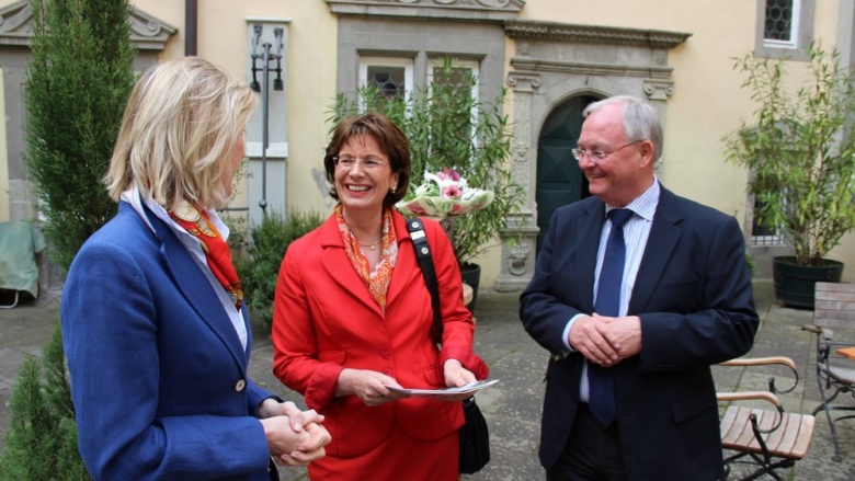 Bürgermeisterkandidat Hartmut Beckschäfer und Bundestagsabgeordnete Marie-Luise Dött im Gespräch mit lokalen Wirtschaftsvertretern