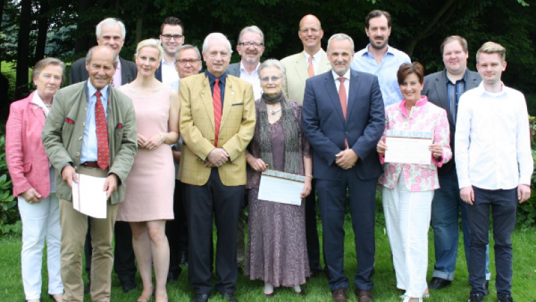 Ein sommerliches Dankeschön für jahrzehntelange Parteitreue Ein sommerliches Dankeschön für jahrzehntelange Parteitreue