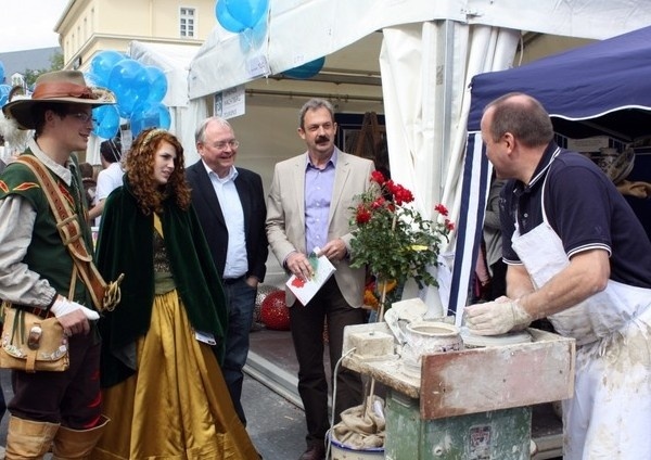 Norbert Corzelius aus Adendorf an der Töpferscheibe