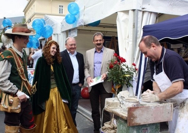 CDU-Fraktionschef Hartmut Beckschäfer und Ratsmitglied Christoph Fiévet am Stand der Gemeinde Wachtberg