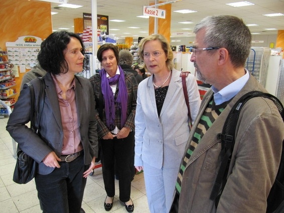 Lisa Winkelmeier-Becker MdB besucht Niederbachemer CAP-Markt (Oktober 2011)