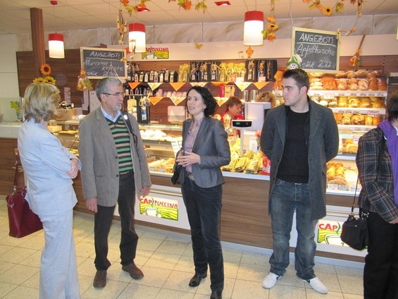 Lisa Winkelmeier-Becker MdB besucht Niederbachemer CAP-Markt (Oktober 2011)