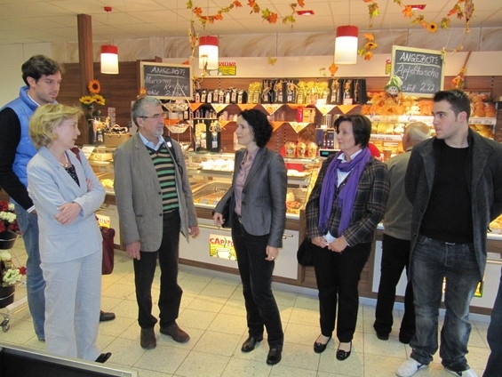 Lisa Winkelmeier-Becker MdB besucht Niederbachemer CAP-Markt (Oktober 2011)