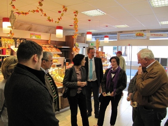 Lisa Winkelmeier-Becker MdB besucht Niederbachemer CAP-Markt (Oktober 2011)