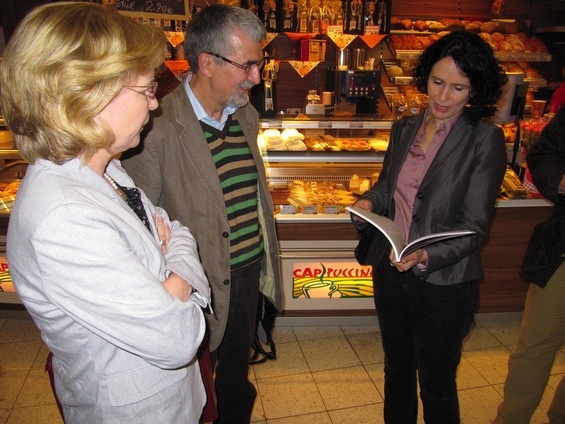 Lisa Winkelmeier-Becker MdB besucht Niederbachemer CAP-Markt (Oktober 2011)