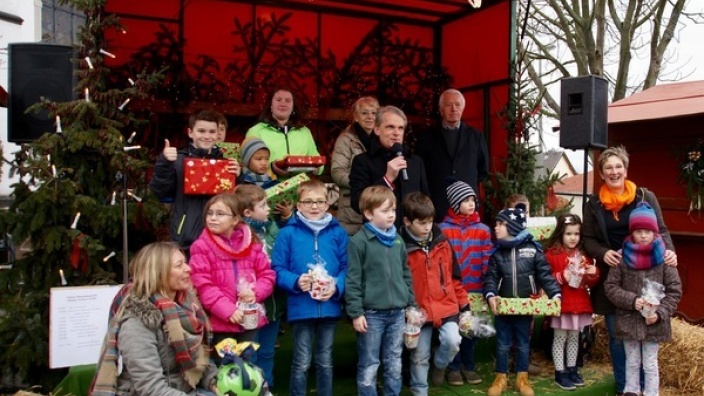 In Wachtberg sind die Weihnachtsbäume blau - Auszeichnung der Preisträger im CDU-Kindermalwettbewerb