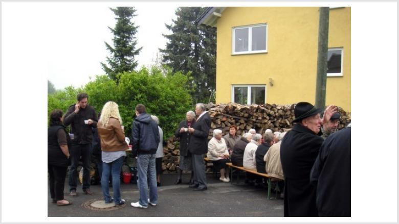 Gemütlich beisammen stehen - gut besuchter 2. Frühschoppen in Holzem