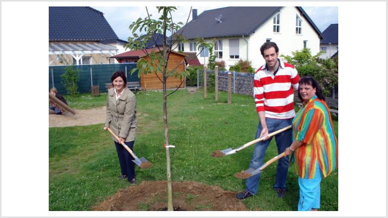 CDU in Villip pflanzt Walnussbaum auf dem Kinderspielplatz im Wohnpark