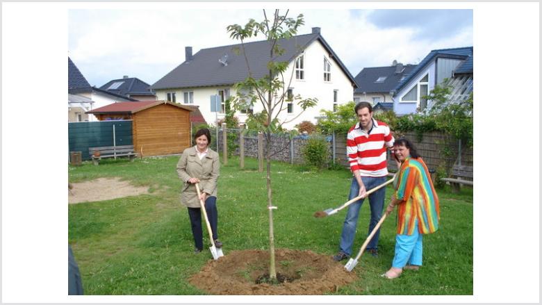 CDU in Villip pflanzt Walnussbaum auf dem Kinderspielplatz im Wohnpark