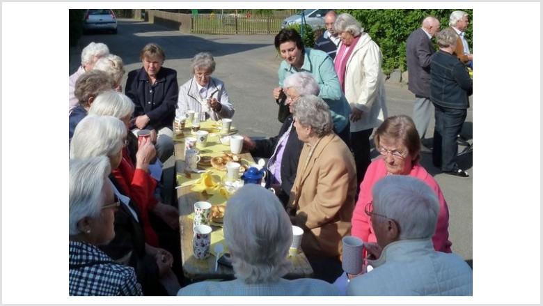 Frühschoppen zum Holzemer-Patronatsfest zog wieder zahlreiche Bürger zum Anton-Raaff-Platz