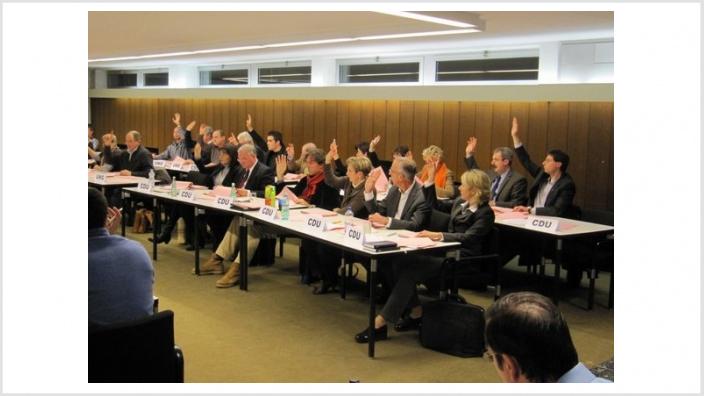 Kunstrasenplatz in Pech  Opposition ersetzt politische Gestaltungskraft durch formalrechtliche Prüfung